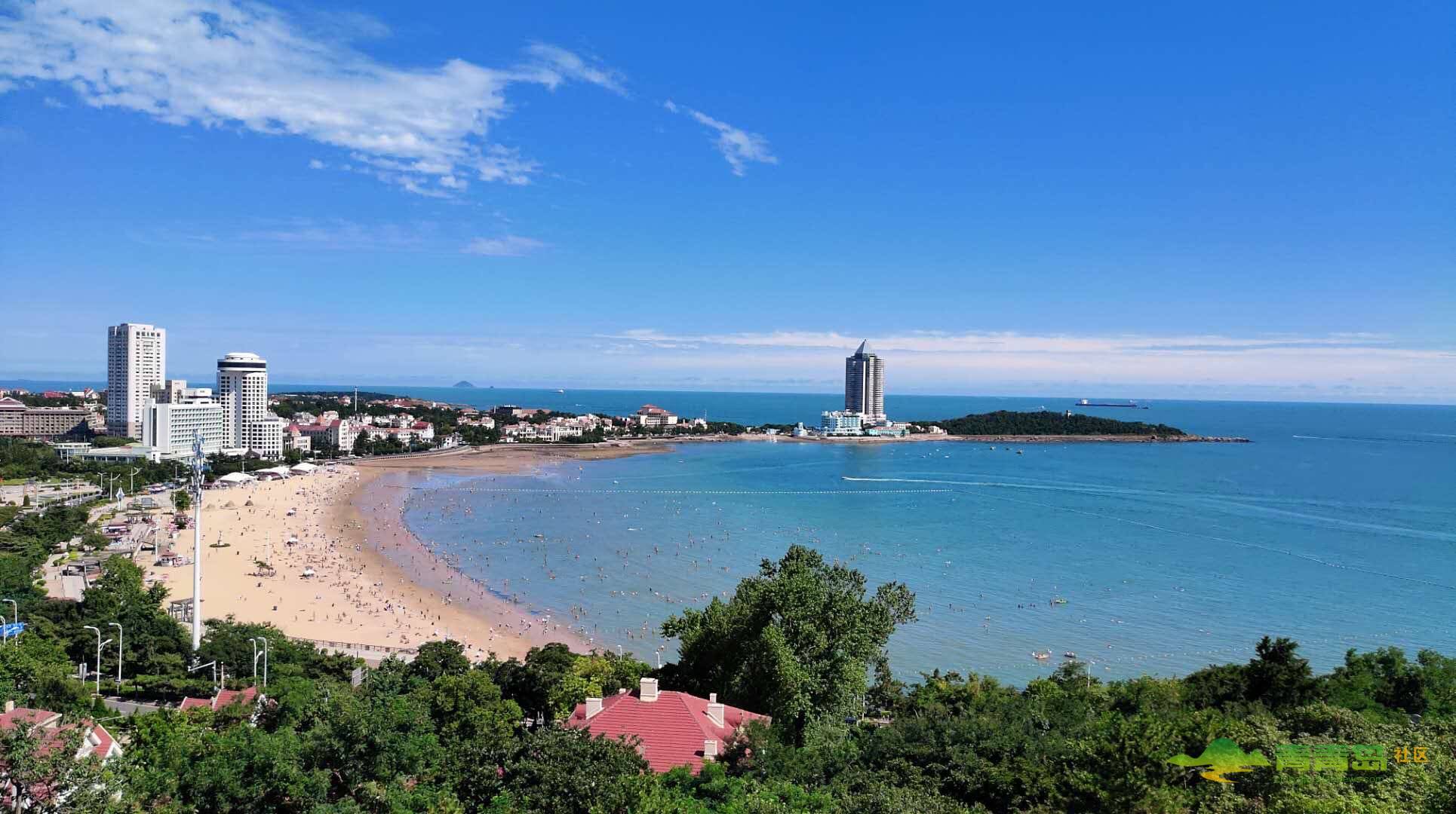 美丽的青岛,碧海蓝天红瓦绿树。这就是大自然赐给我们欢乐。