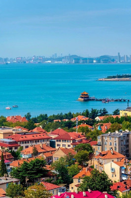 红瓦绿树,碧海蓝天,你好,这里是青岛。
