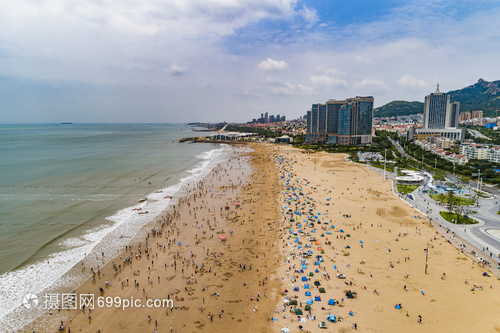 航拍青岛石老人海水浴场的夏天